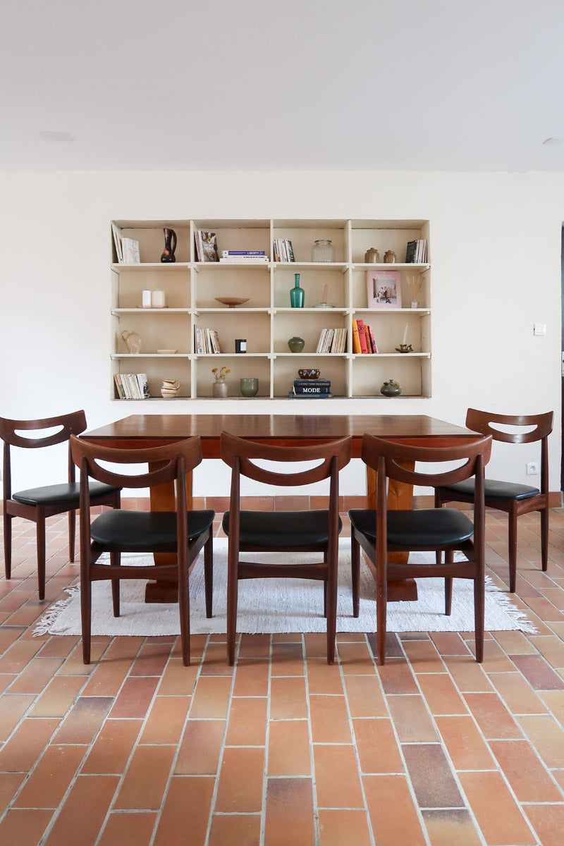 Cinq chaises danoises en teck avec assises en skaï noir, design des années 1960, style Henri Walter Klein.