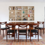 Cinq chaises danoises en teck avec assises en skaï noir, design des années 1960, style Henri Walter Klein.