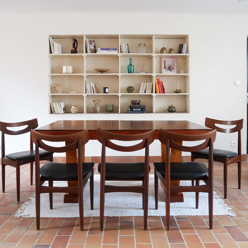 Cinq chaises danoises en teck avec assises en skaï noir, design des années 1960, style Henri Walter Klein.