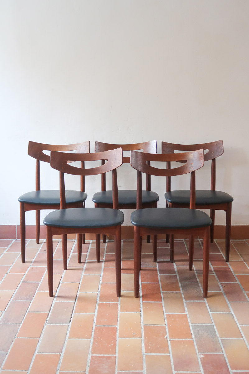 Cinq chaises danoises en teck avec assises en skaï noir, design des années 1960, style Henri Walter Klein.
