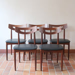 Cinq chaises danoises en teck avec assises en skaï noir, design des années 1960, style Henri Walter Klein.