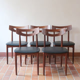 Cinq chaises danoises en teck avec assises en skaï noir, design des années 1960, style Henri Walter Klein.