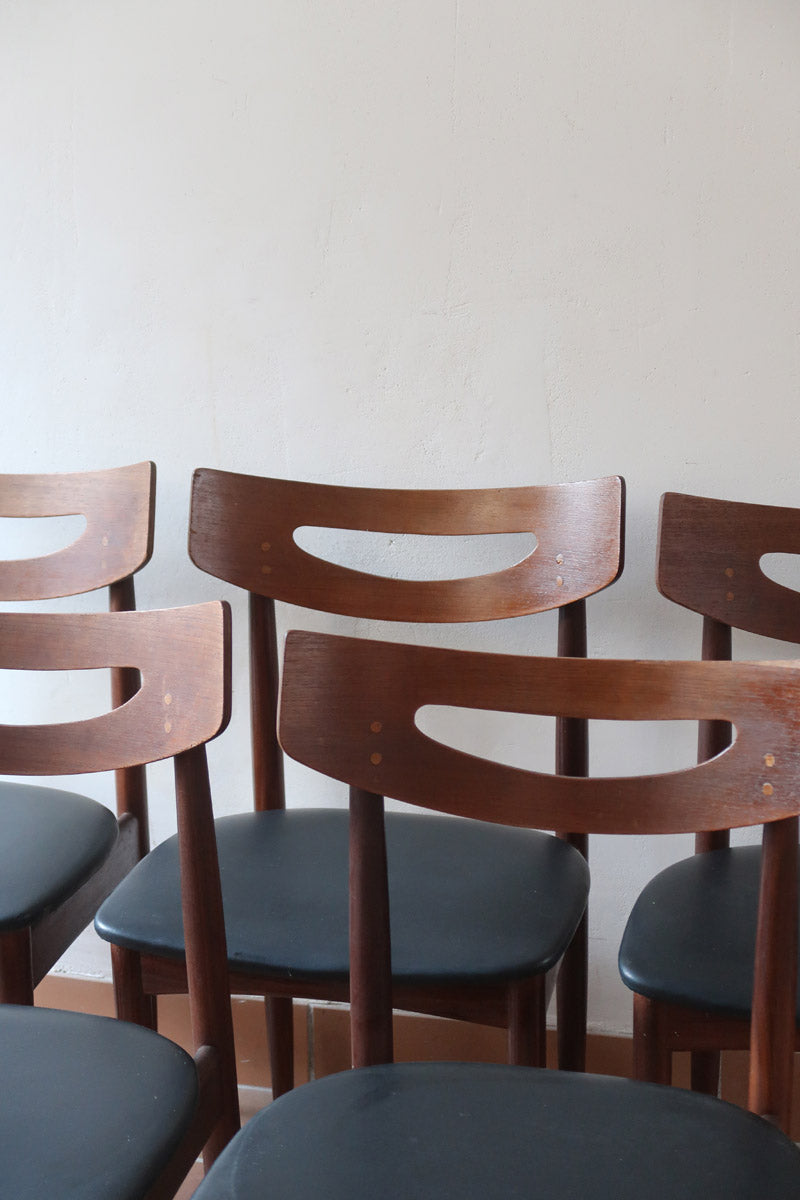 Cinq chaises danoises en teck avec assises en skaï noir, design des années 1960, style Henri Walter Klein.