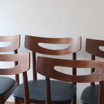 Cinq chaises danoises en teck avec assises en skaï noir, design des années 1960, style Henri Walter Klein.