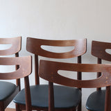 Cinq chaises danoises en teck avec assises en skaï noir, design des années 1960, style Henri Walter Klein.