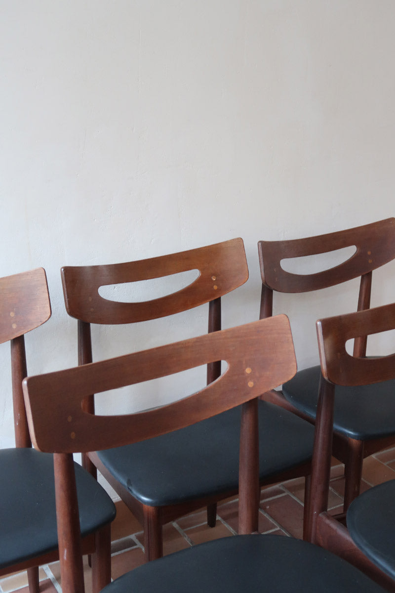 Cinq chaises danoises en teck avec assises en skaï noir, design des années 1960, style Henri Walter Klein.