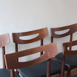 Cinq chaises danoises en teck avec assises en skaï noir, design des années 1960, style Henri Walter Klein.