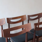 Cinq chaises danoises en teck avec assises en skaï noir, design des années 1960, style Henri Walter Klein.