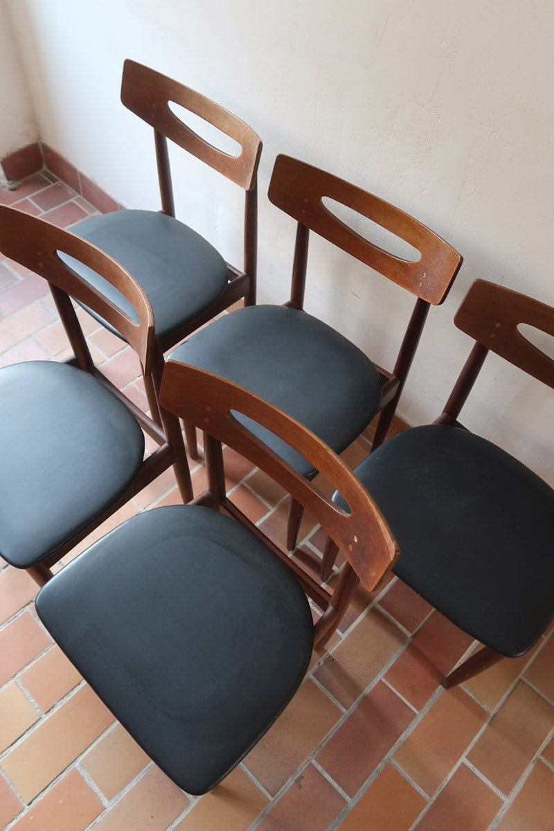 Cinq chaises danoises en teck avec assises en skaï noir, design des années 1960, style Henri Walter Klein.