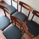 Cinq chaises danoises en teck avec assises en skaï noir, design des années 1960, style Henri Walter Klein.