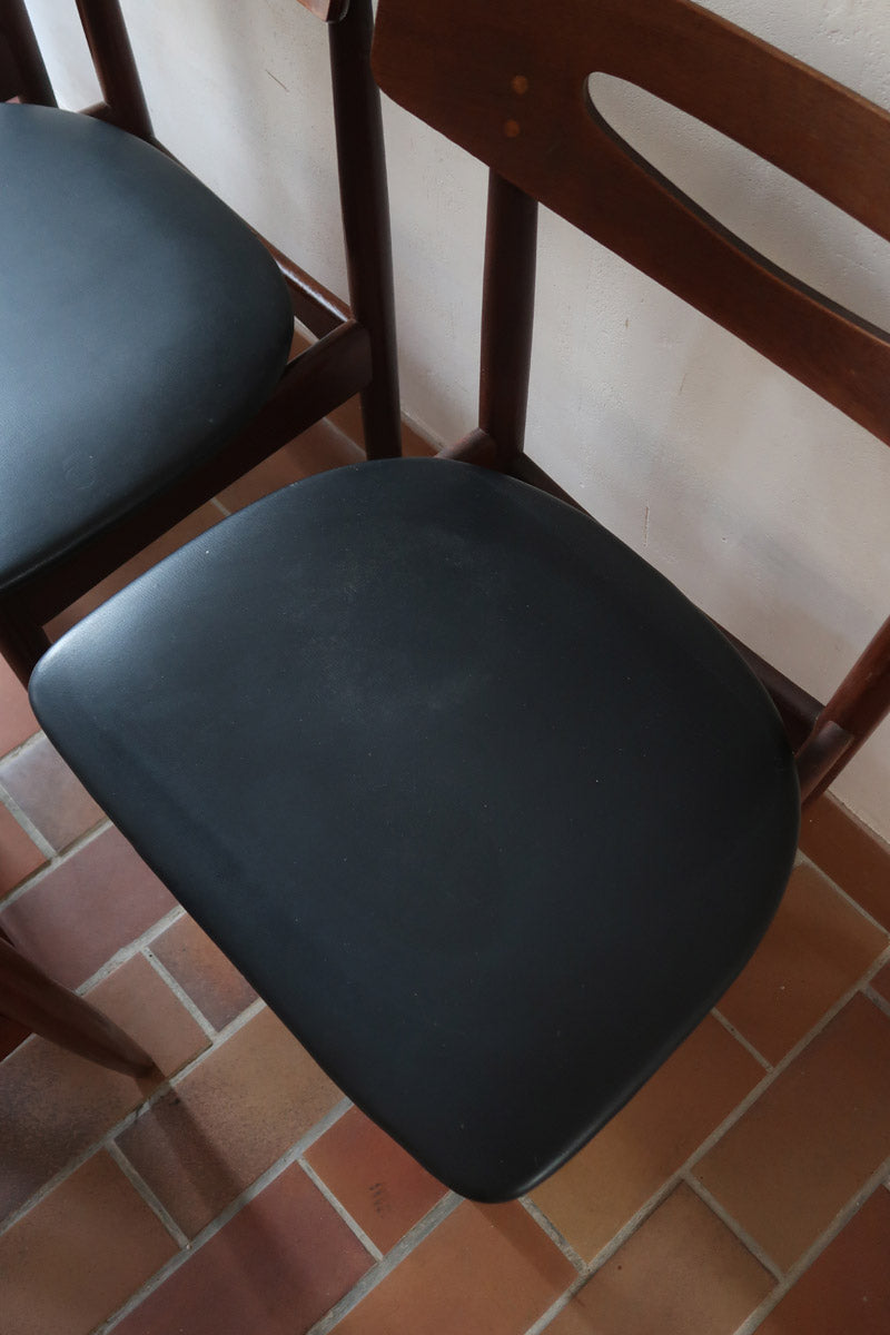 Cinq chaises danoises en teck avec assises en skaï noir, design des années 1960, style Henri Walter Klein.