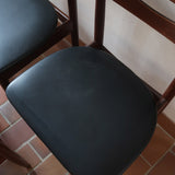 Cinq chaises danoises en teck avec assises en skaï noir, design des années 1960, style Henri Walter Klein.