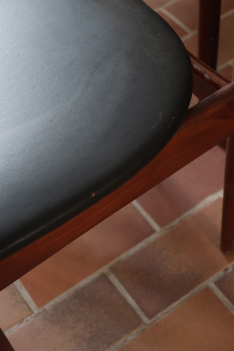 Cinq chaises danoises en teck avec assises en skaï noir, design des années 1960, style Henri Walter Klein.