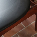 Cinq chaises danoises en teck avec assises en skaï noir, design des années 1960, style Henri Walter Klein.