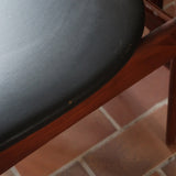 Cinq chaises danoises en teck avec assises en skaï noir, design des années 1960, style Henri Walter Klein.