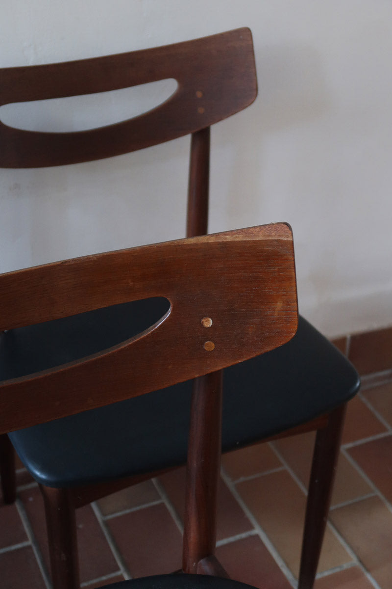 Cinq chaises danoises en teck avec assises en skaï noir, design des années 1960, style Henri Walter Klein.