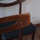 Cinq chaises danoises en teck avec assises en skaï noir, design des années 1960, style Henri Walter Klein.