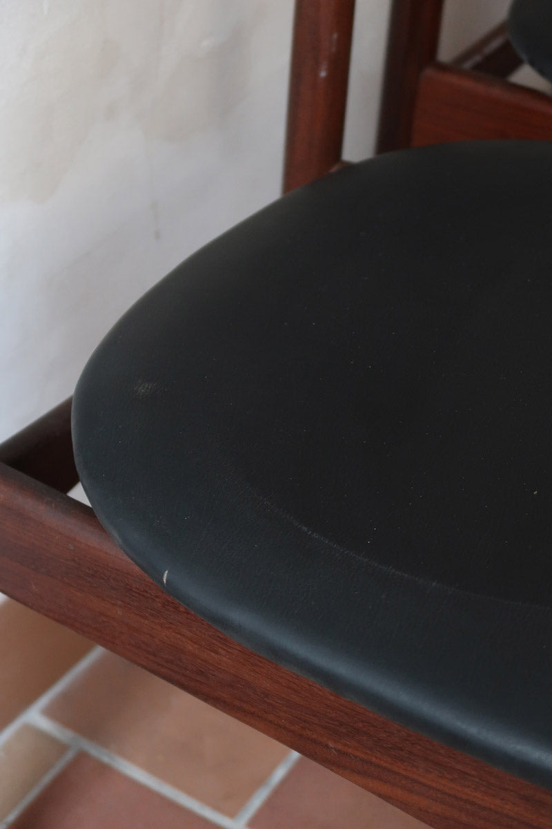 Cinq chaises danoises en teck avec assises en skaï noir, design des années 1960, style Henri Walter Klein.