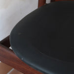 Cinq chaises danoises en teck avec assises en skaï noir, design des années 1960, style Henri Walter Klein.