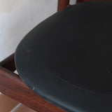 Cinq chaises danoises en teck avec assises en skaï noir, design des années 1960, style Henri Walter Klein.