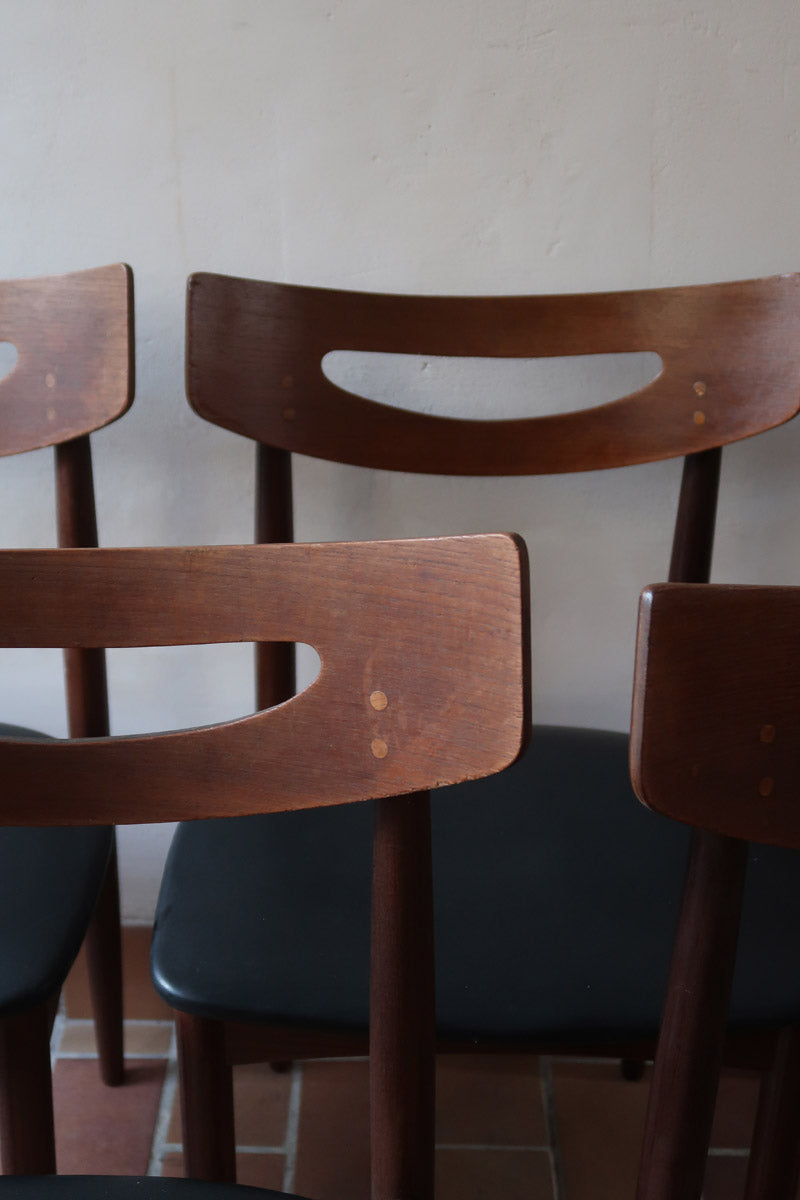 Cinq chaises danoises en teck avec assises en skaï noir, design des années 1960, style Henri Walter Klein.
