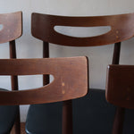 Cinq chaises danoises en teck avec assises en skaï noir, design des années 1960, style Henri Walter Klein.