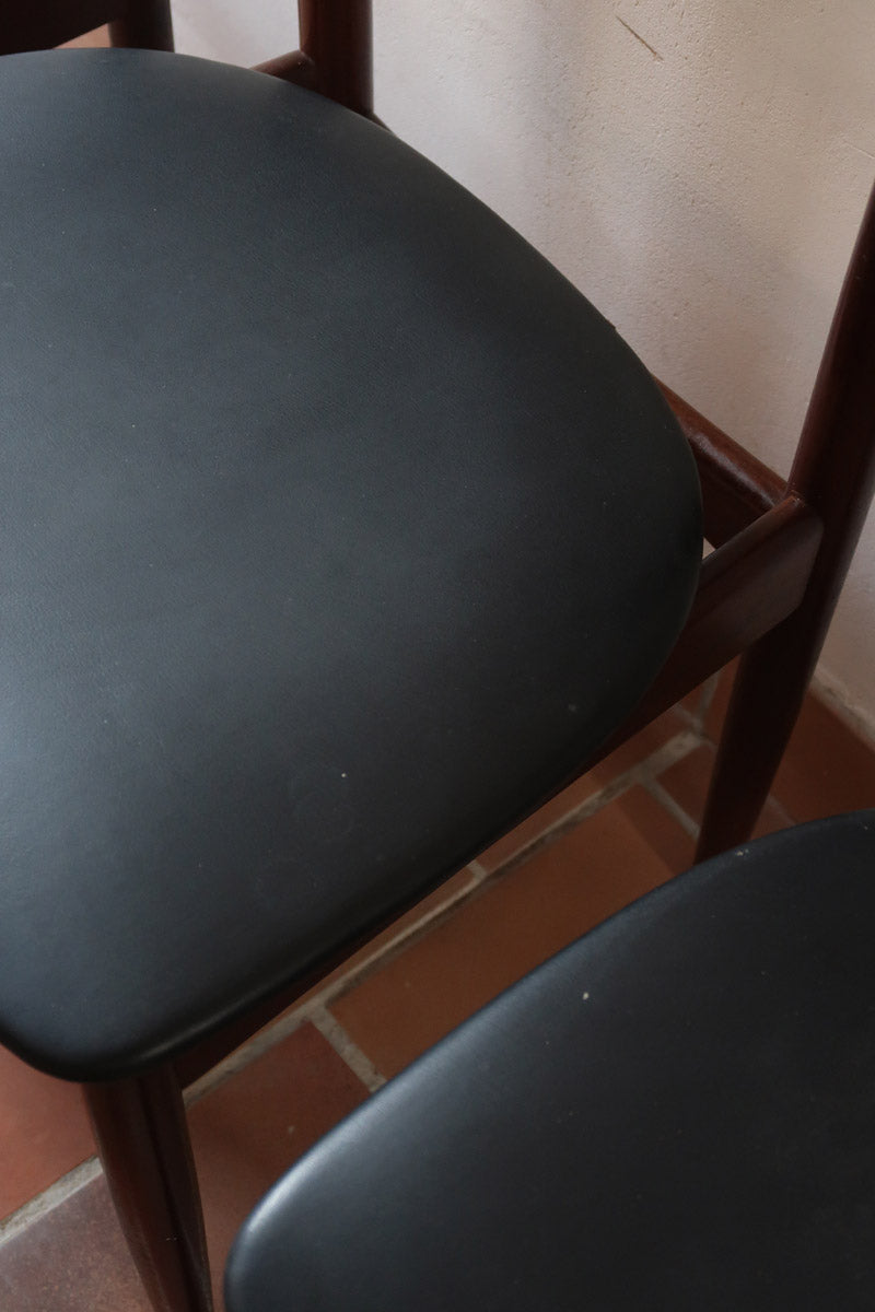 Cinq chaises danoises en teck avec assises en skaï noir, design des années 1960, style Henri Walter Klein.