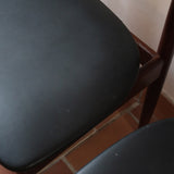 Cinq chaises danoises en teck avec assises en skaï noir, design des années 1960, style Henri Walter Klein.