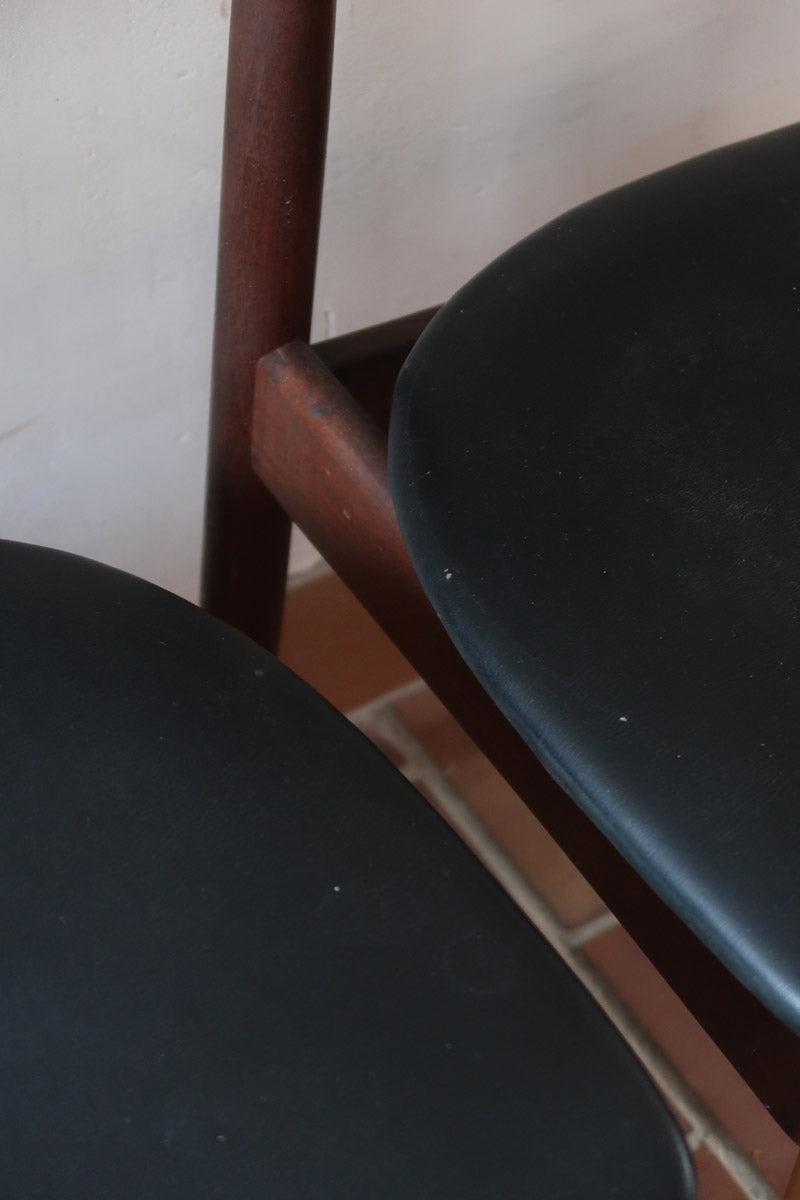 Cinq chaises danoises en teck avec assises en skaï noir, design des années 1960, style Henri Walter Klein.