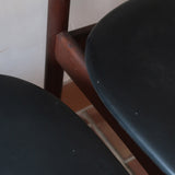 Cinq chaises danoises en teck avec assises en skaï noir, design des années 1960, style Henri Walter Klein.