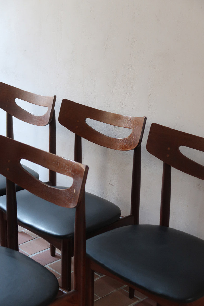 Cinq chaises danoises en teck avec assises en skaï noir, design des années 1960, style Henri Walter Klein.