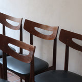 Cinq chaises danoises en teck avec assises en skaï noir, design des années 1960, style Henri Walter Klein.