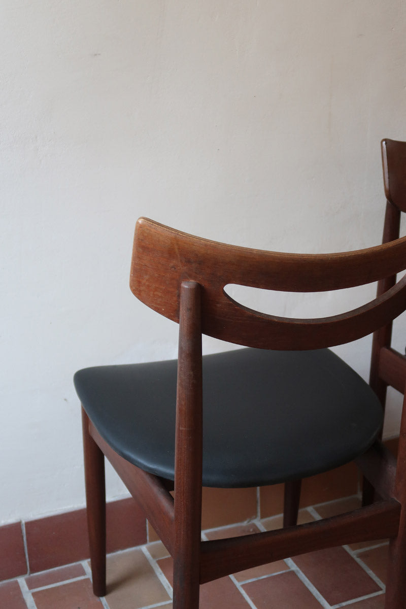 Cinq chaises danoises en teck avec assises en skaï noir, design des années 1960, style Henri Walter Klein.