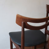 Cinq chaises danoises en teck avec assises en skaï noir, design des années 1960, style Henri Walter Klein.