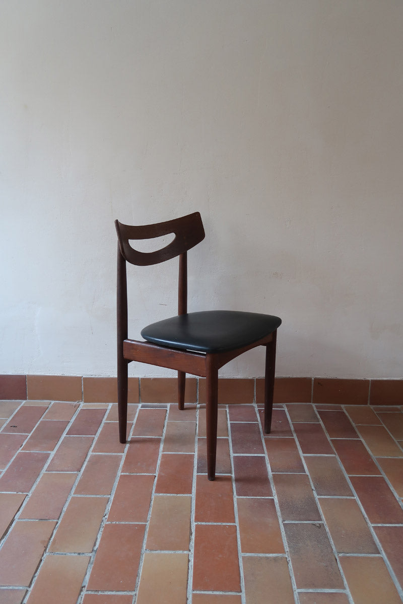Cinq chaises danoises en teck avec assises en skaï noir, design des années 1960, style Henri Walter Klein.