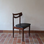 Cinq chaises danoises en teck avec assises en skaï noir, design des années 1960, style Henri Walter Klein.