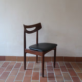 Cinq chaises danoises en teck avec assises en skaï noir, design des années 1960, style Henri Walter Klein.