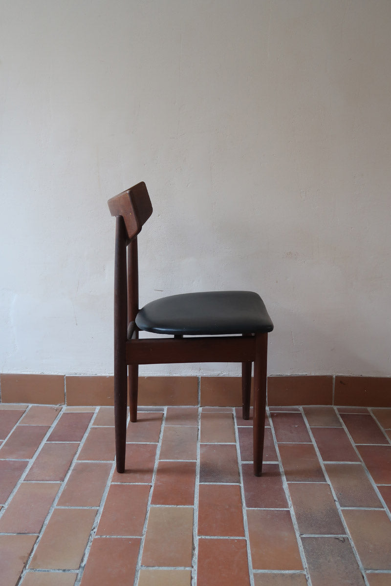 Cinq chaises danoises en teck avec assises en skaï noir, design des années 1960, style Henri Walter Klein.