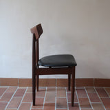 Cinq chaises danoises en teck avec assises en skaï noir, design des années 1960, style Henri Walter Klein.