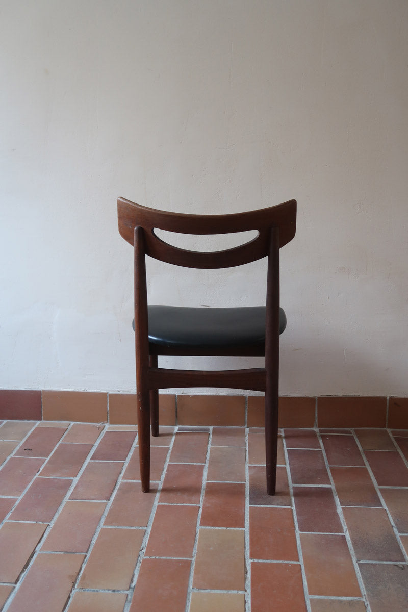 Cinq chaises danoises en teck avec assises en skaï noir, design des années 1960, style Henri Walter Klein.