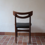 Cinq chaises danoises en teck avec assises en skaï noir, design des années 1960, style Henri Walter Klein.