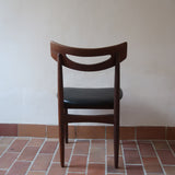 Cinq chaises danoises en teck avec assises en skaï noir, design des années 1960, style Henri Walter Klein.