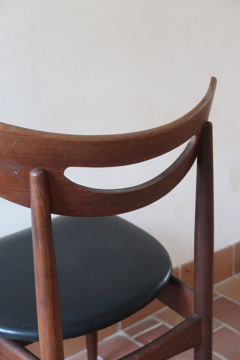 Cinq chaises danoises en teck avec assises en skaï noir, design des années 1960, style Henri Walter Klein.