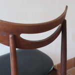 Cinq chaises danoises en teck avec assises en skaï noir, design des années 1960, style Henri Walter Klein.