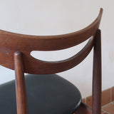 Cinq chaises danoises en teck avec assises en skaï noir, design des années 1960, style Henri Walter Klein.