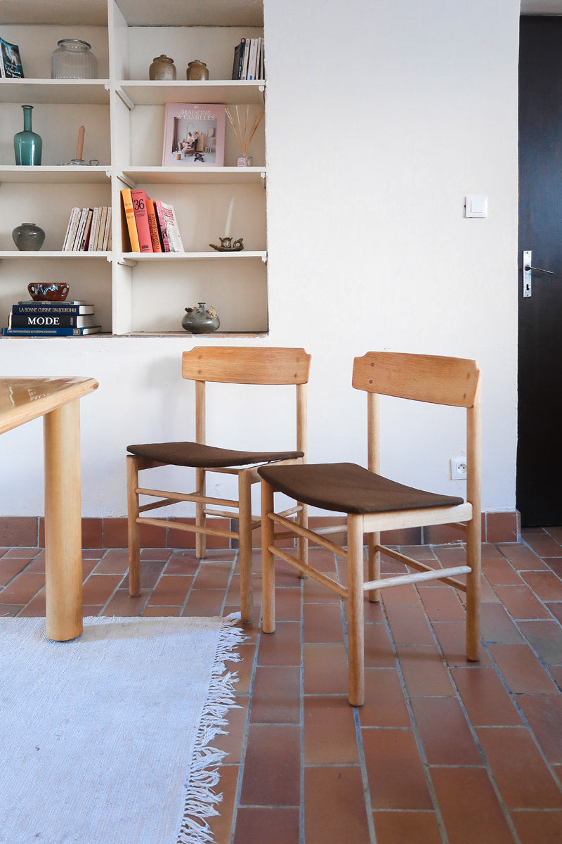 Paire de chaises scandinaves en bois clair avec assises en cuir brun, design des années 1960.