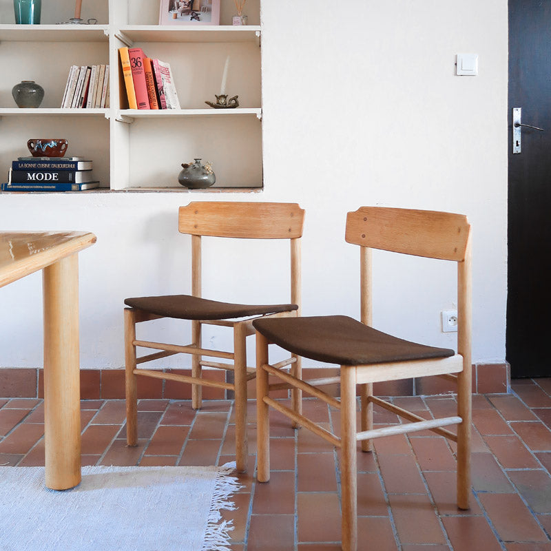 Paire de chaises scandinaves en bois clair avec assises en cuir brun, design des années 1960.
