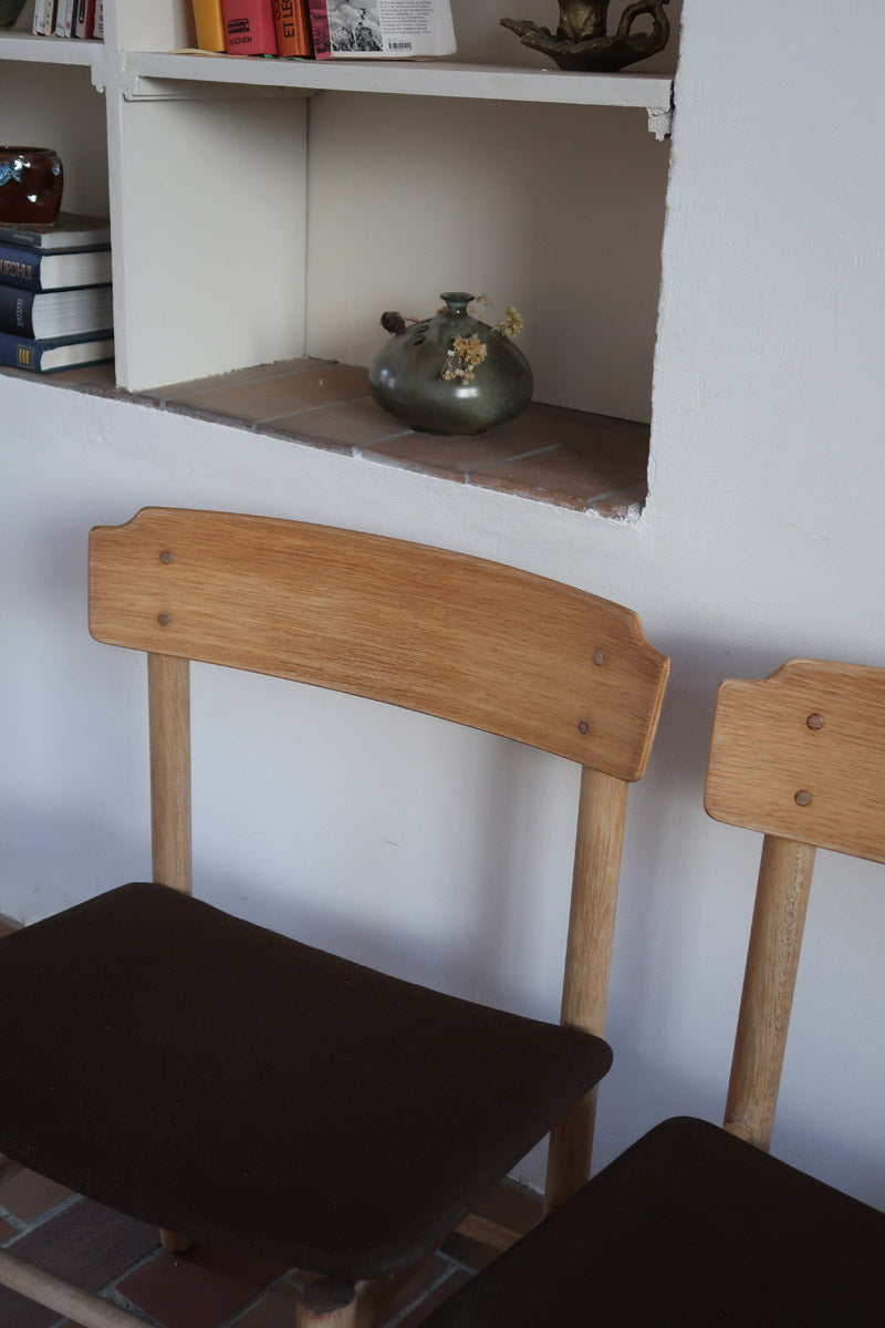 Paire de chaises scandinaves en bois clair avec assises en cuir brun, design des années 1960.