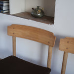 Paire de chaises scandinaves en bois clair avec assises en cuir brun, design des années 1960.