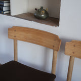 Paire de chaises scandinaves en bois clair avec assises en cuir brun, design des années 1960.